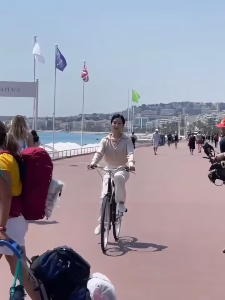 刘诗诗刘诗诗百花奖最佳女配角提名 这是去年夏天CELINE活动结束后的旅行随拍吗