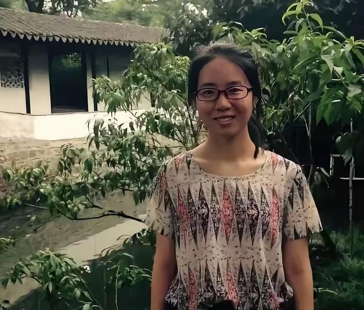看到曾梦琪的生活照，
我彻底明白了一个道理，
任何行业，一个女人只要豁得出去，哪