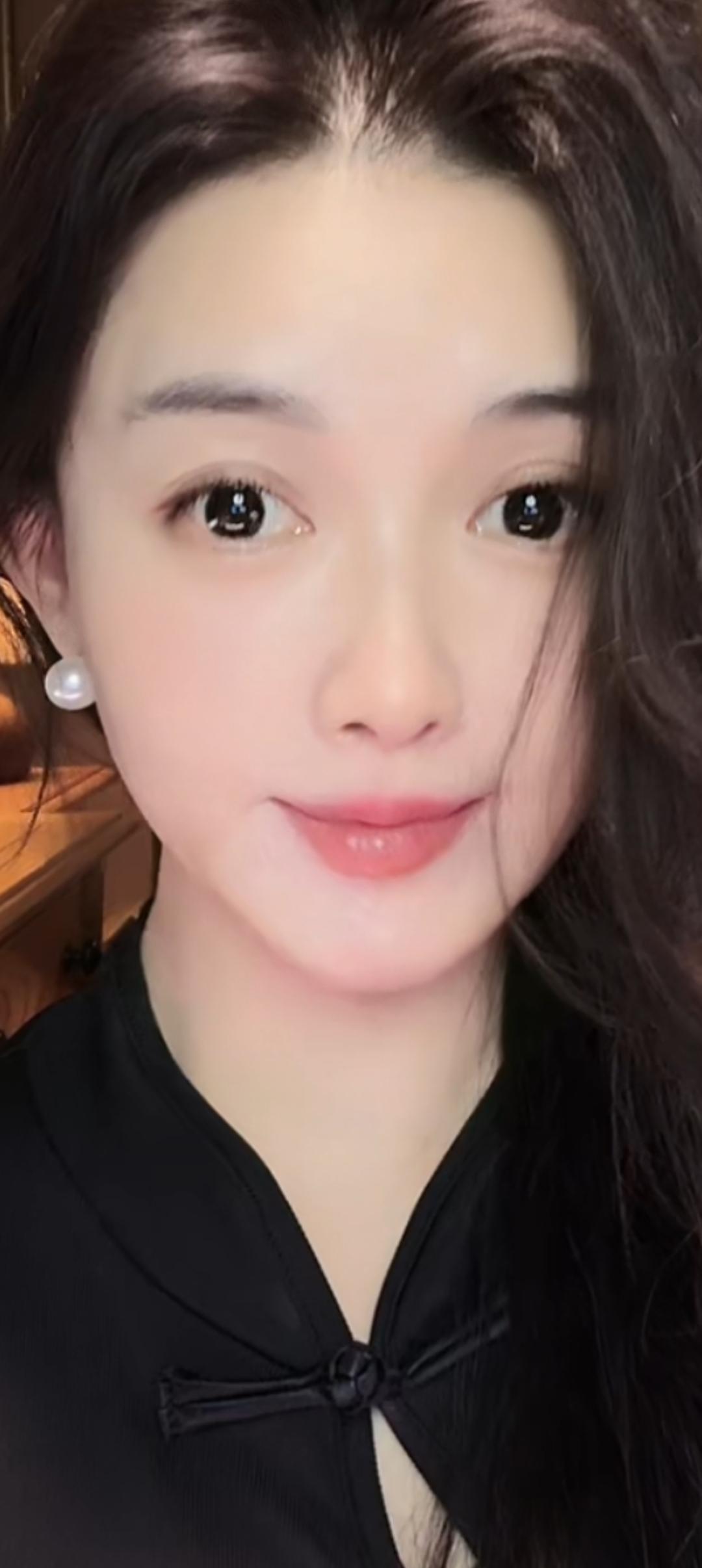 这是一位穿黑色衣服的人。