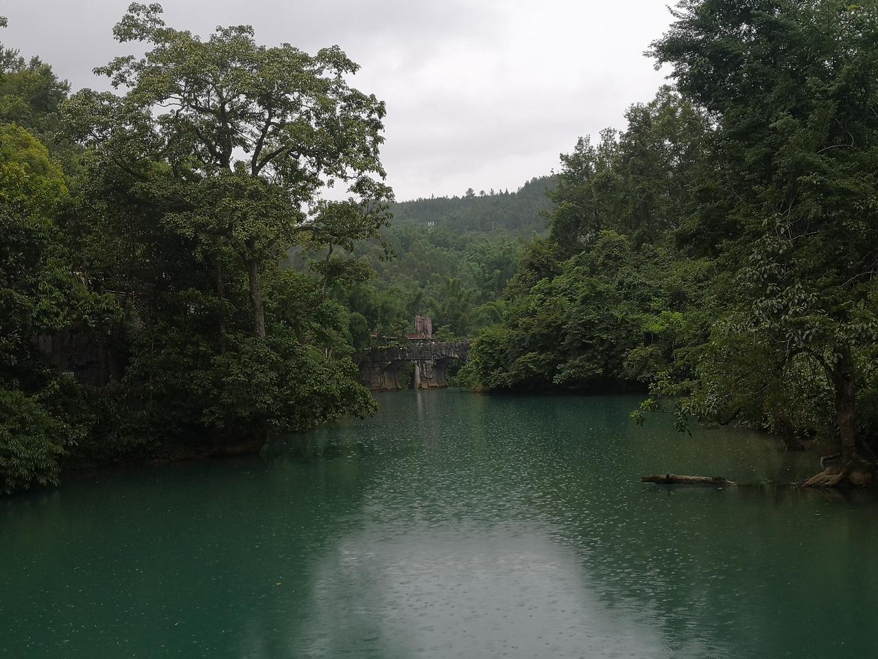 山水间美景图片分享漫步山中，林木葱郁，溪水澄澈，草木清香随风飘散。远离城市喧嚣，