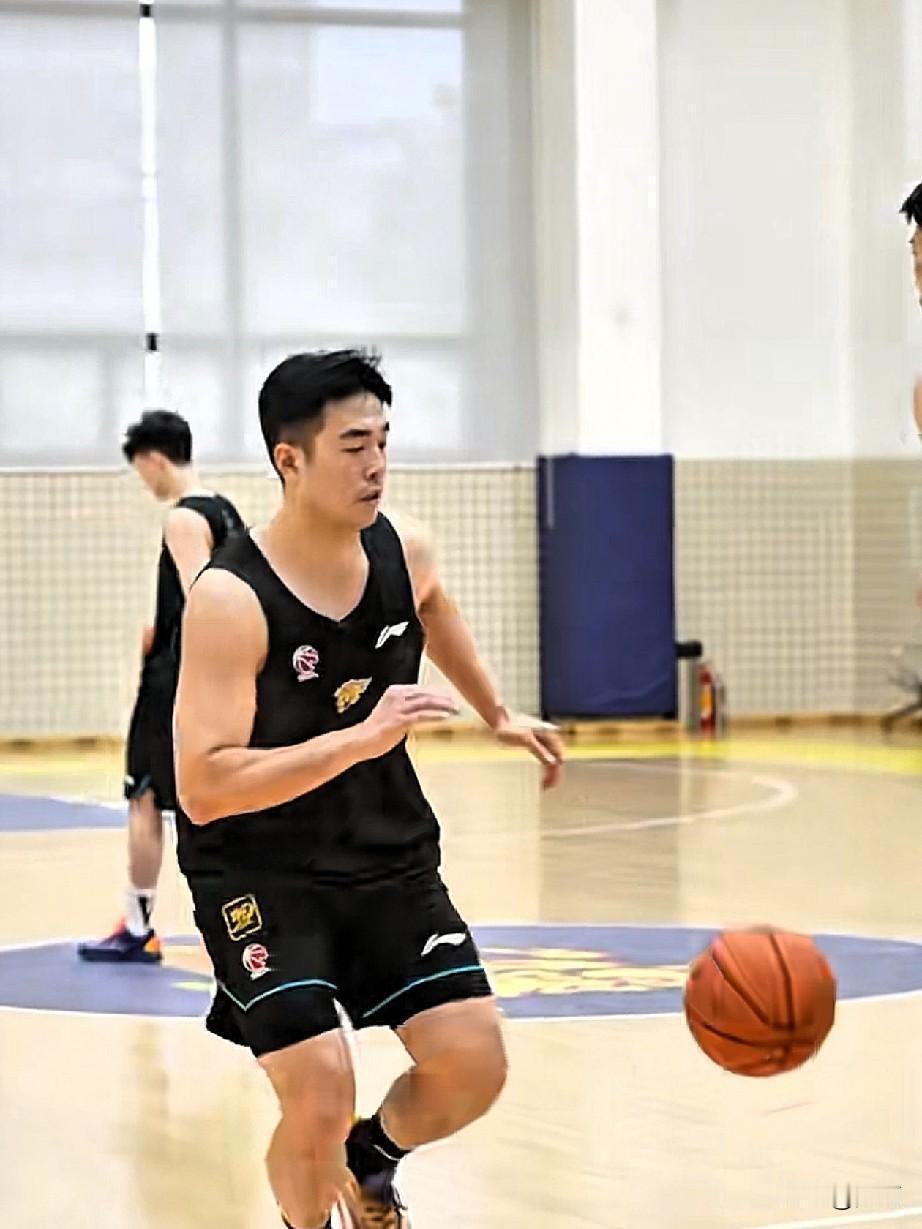 今天下午广东男篮官方发布训练视频，张文逸、黄明依、杨益、张皓嘉、徐杰等人非常积极