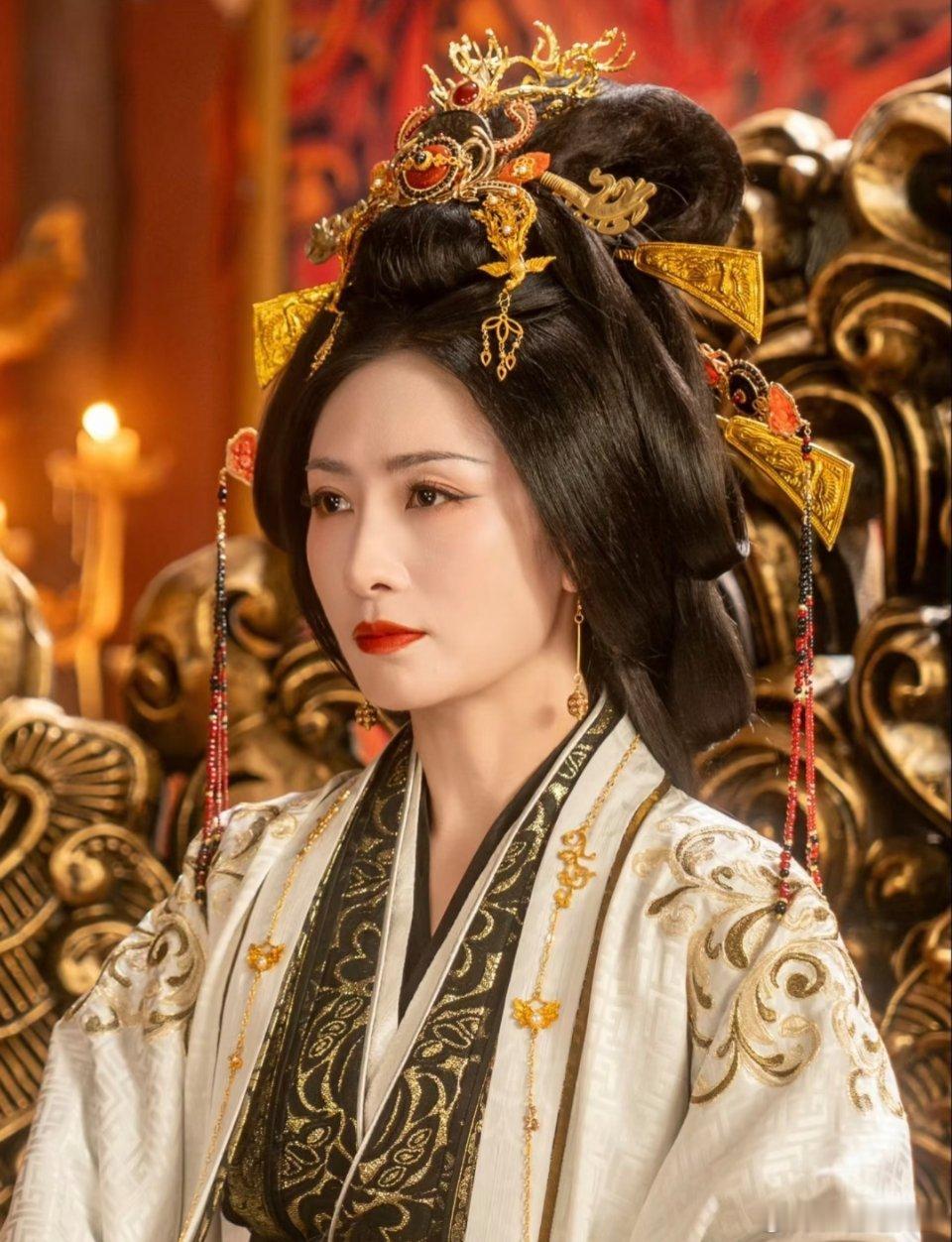 雀骨陶昕然演技谁能想到当年怯懦卑微的安陵容，如今在《雀骨》里化身气场拉满的何太后