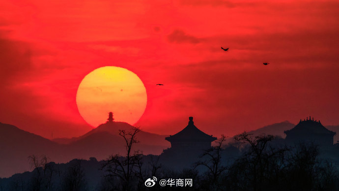 #三秦暮鼓# 【#连晚霞都有年味了#】北京定都阁、佛香阁与落日同框，红色晚霞如同