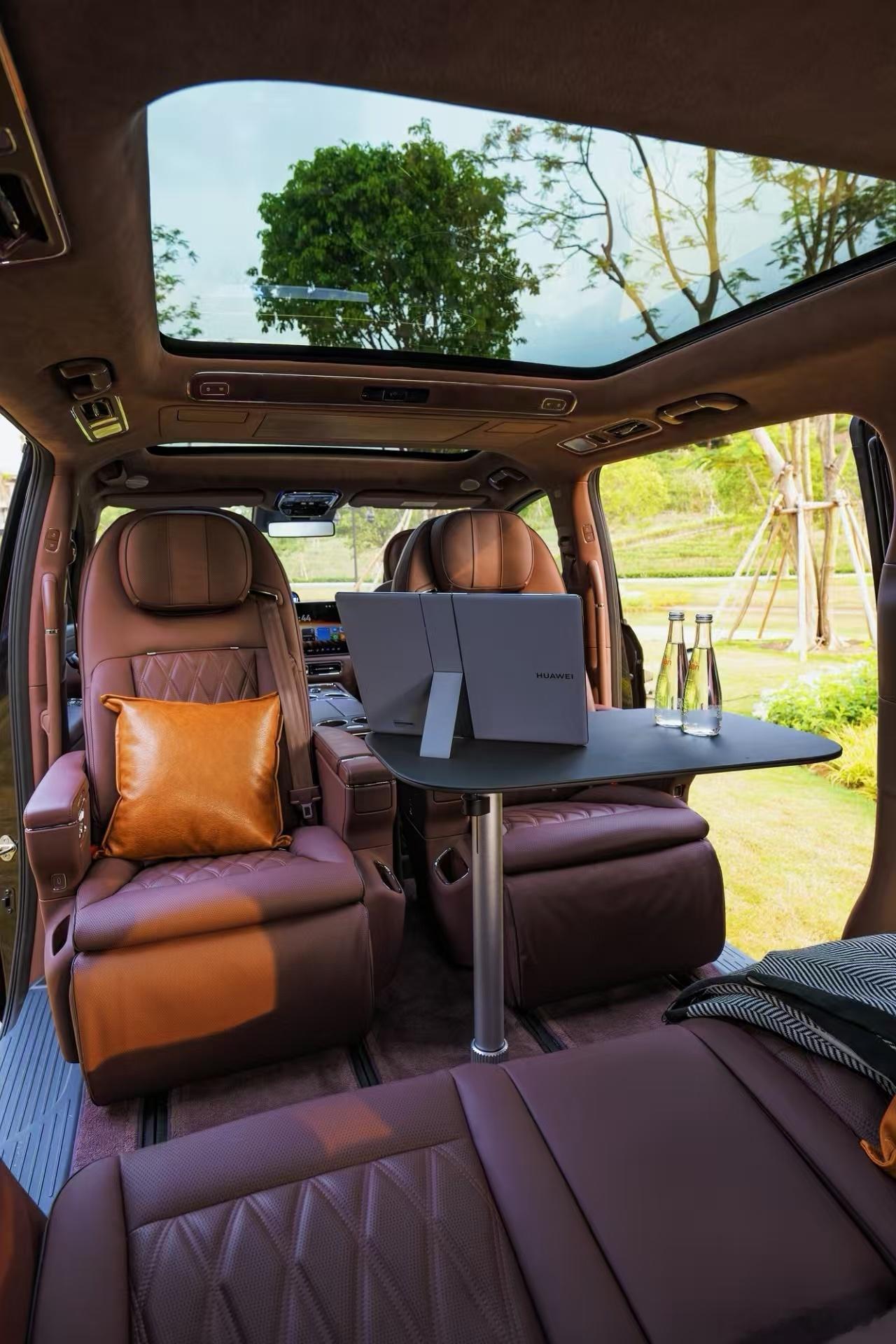 智界v9 脑子浮现出谈上亿买卖的场景。 