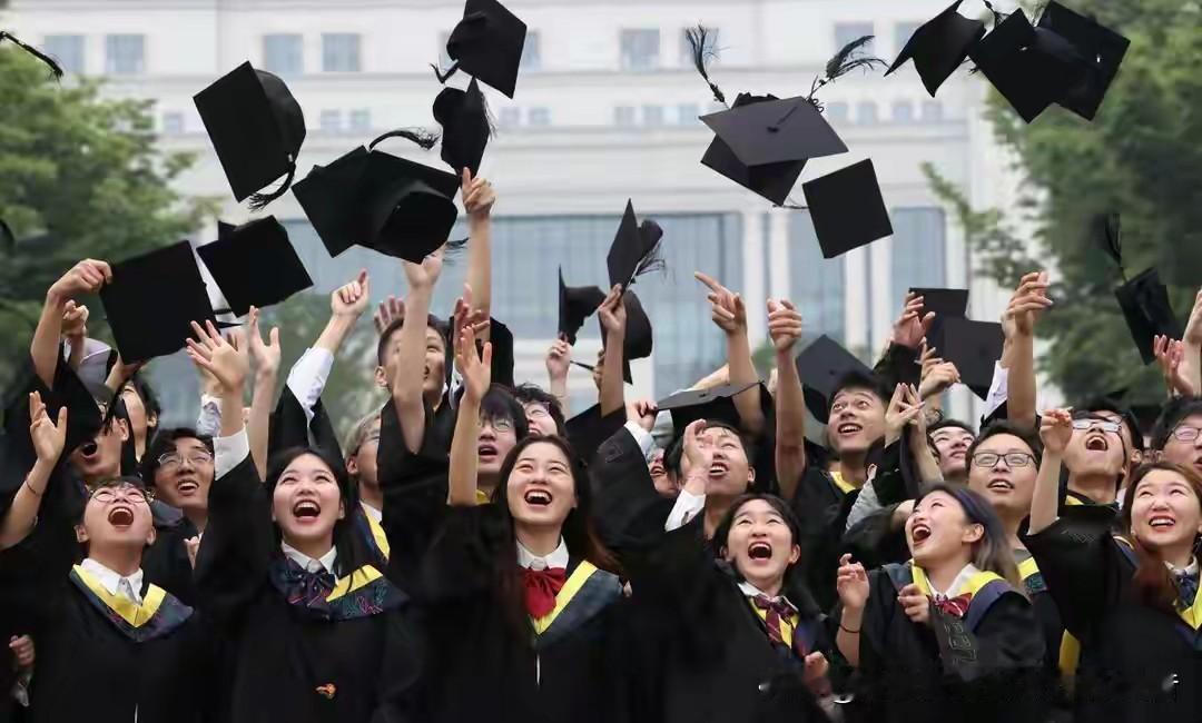 2026年夏天，1270万毕业生走出校门，破了纪录。往届没就业的、留学回来的、考