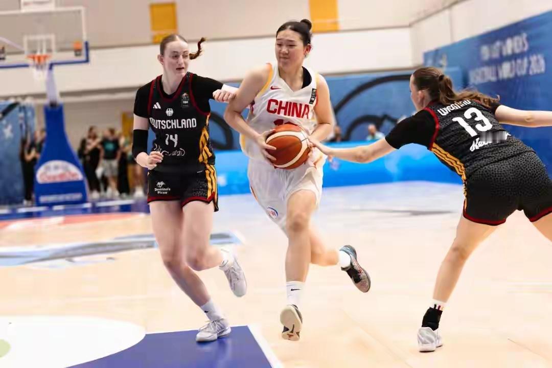 轰26+8+4！中国女篮16岁1米89新星崛起：宫鲁鸣招进全能王牌？U17女篮世