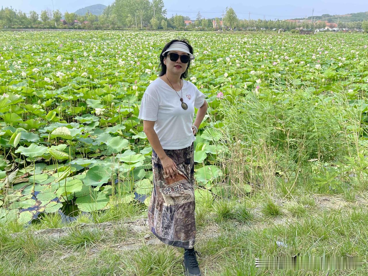 出去旅行一定要拍一张大大的风景、小小的人。
把人拍得渺小，天地显得辽阔，才会懂得