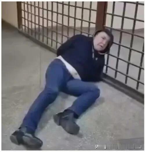 打醉拳把自己打没了，
据昨天俄媒报道，俄罗斯联邦海关局中将Oleg Zavgor