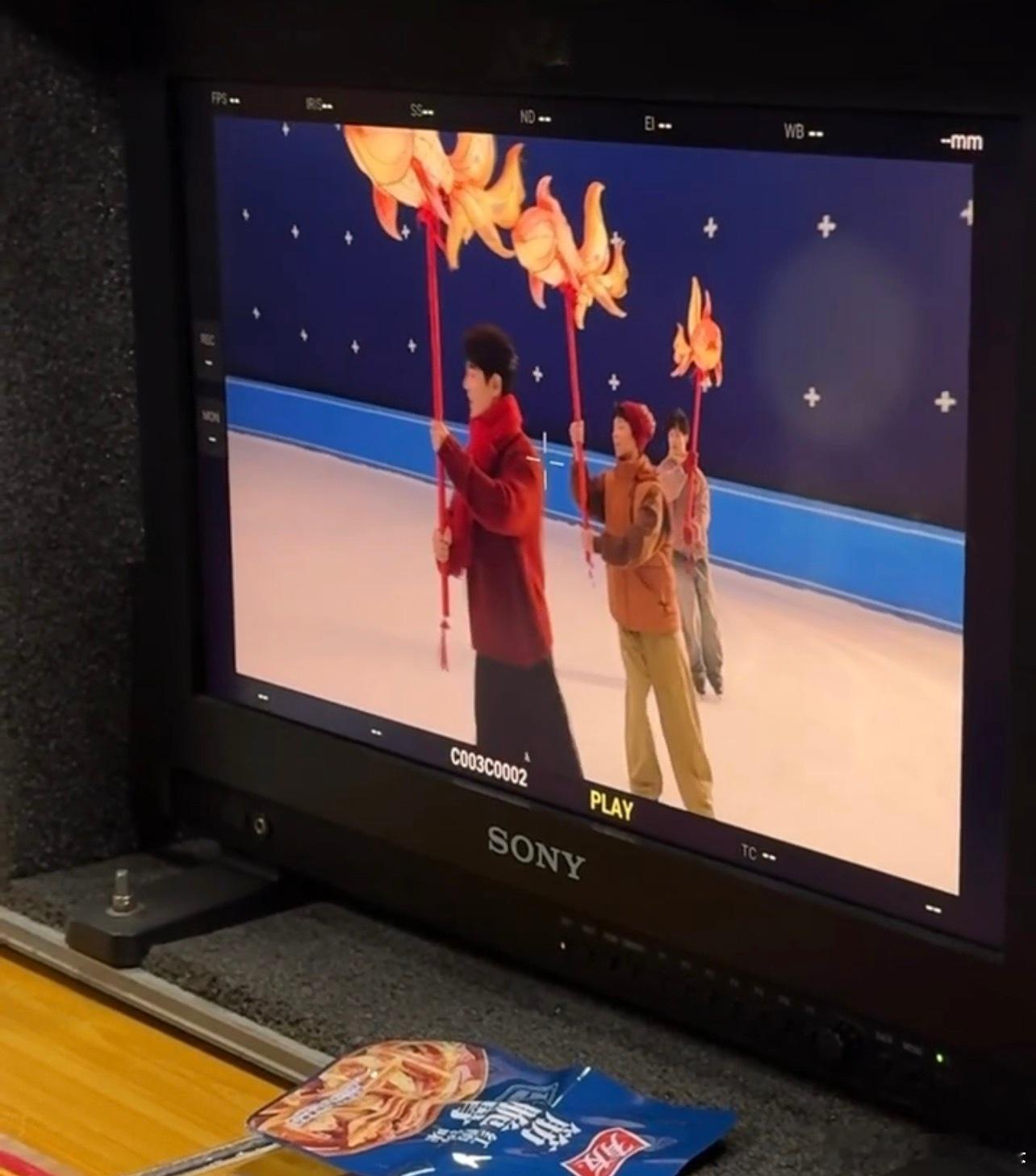 给蒙牛新春大片拍摄的工作人员发帖大夸肖战“十几号人只看到了他，非常凸显，一眼万年