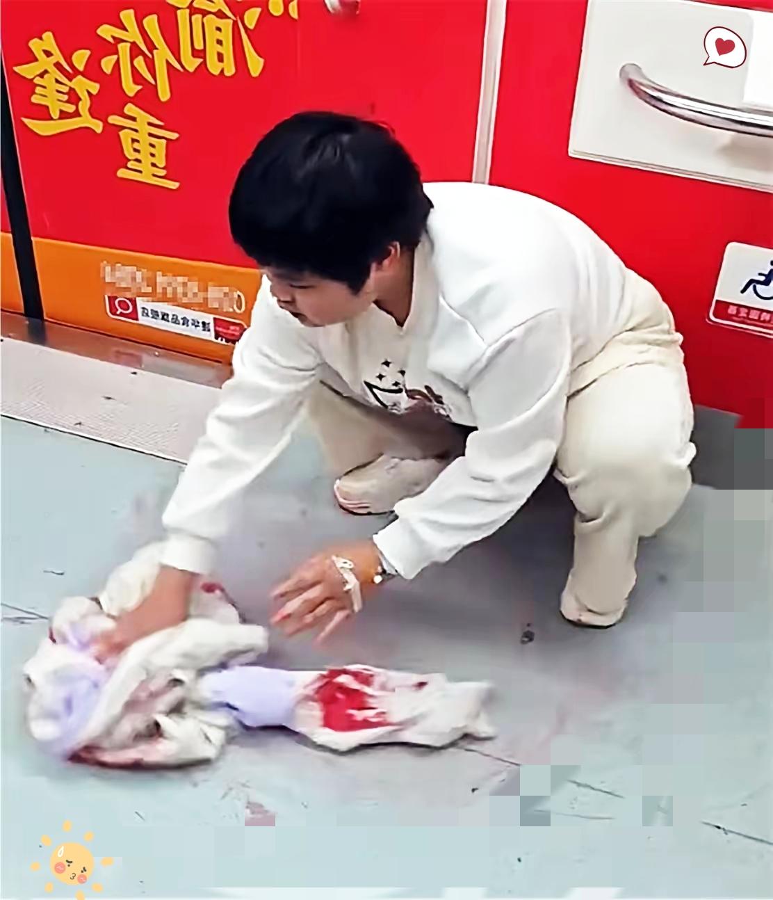看哭了！病危当天在地铁突然吐血，她撑着最后力气，脱下外套擦干净地板，这才是刻进骨