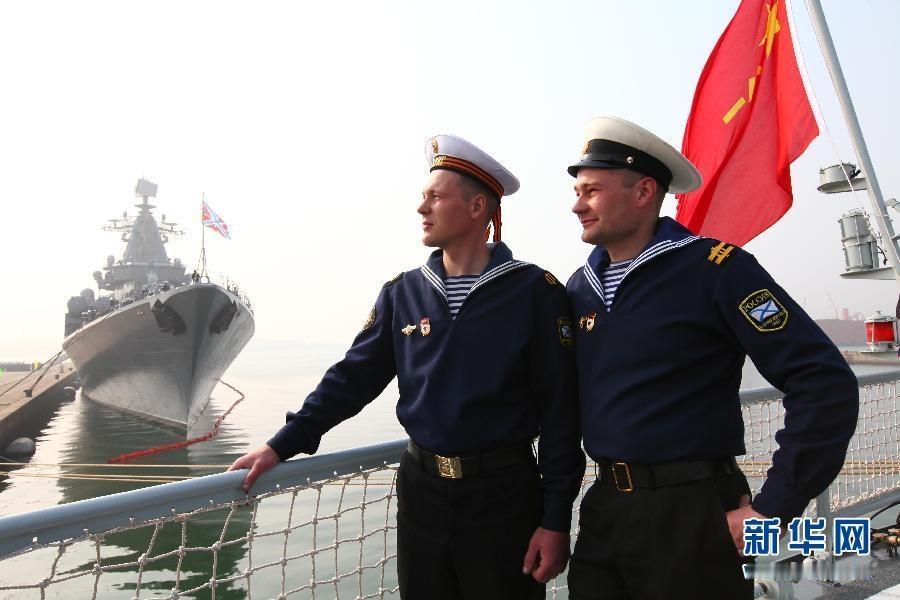 7月8日，参加中俄“海上联合-2026”联合演习的两国舰艇在青岛港码头并排停靠，