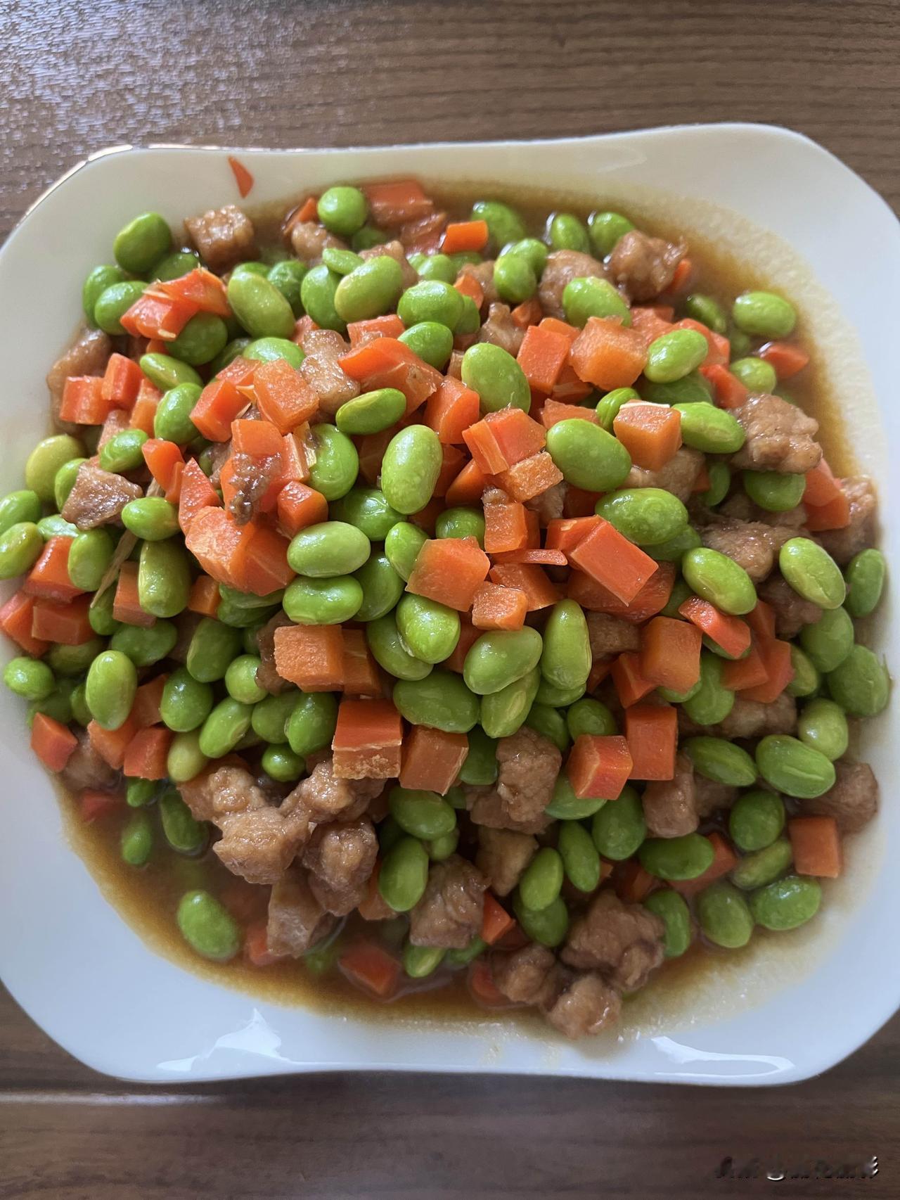 炎热的夏天，做饭真是遭罪，进厨房就是一身汗。今天没有主食了，下午蒸了八个窝头。
