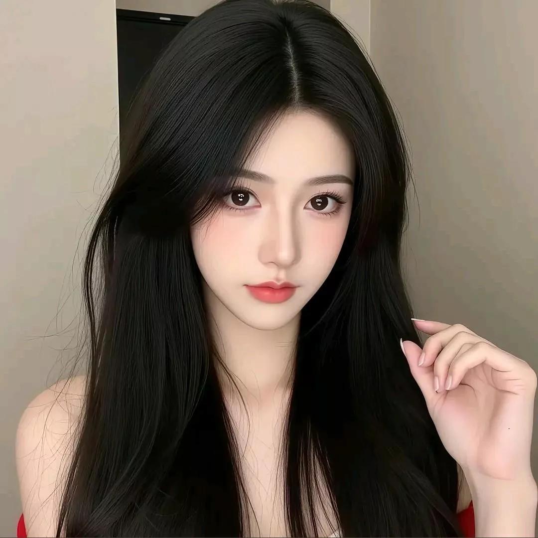 少女感十足，黑发红唇，优雅迷人。