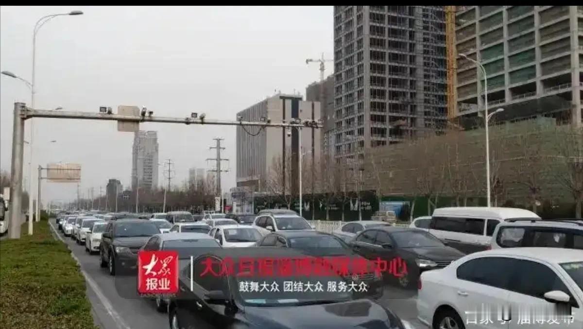 快速路确实能够有效缓解交通压力，大大提升城市的通勤效率，好处颇多。二百多亿花的值