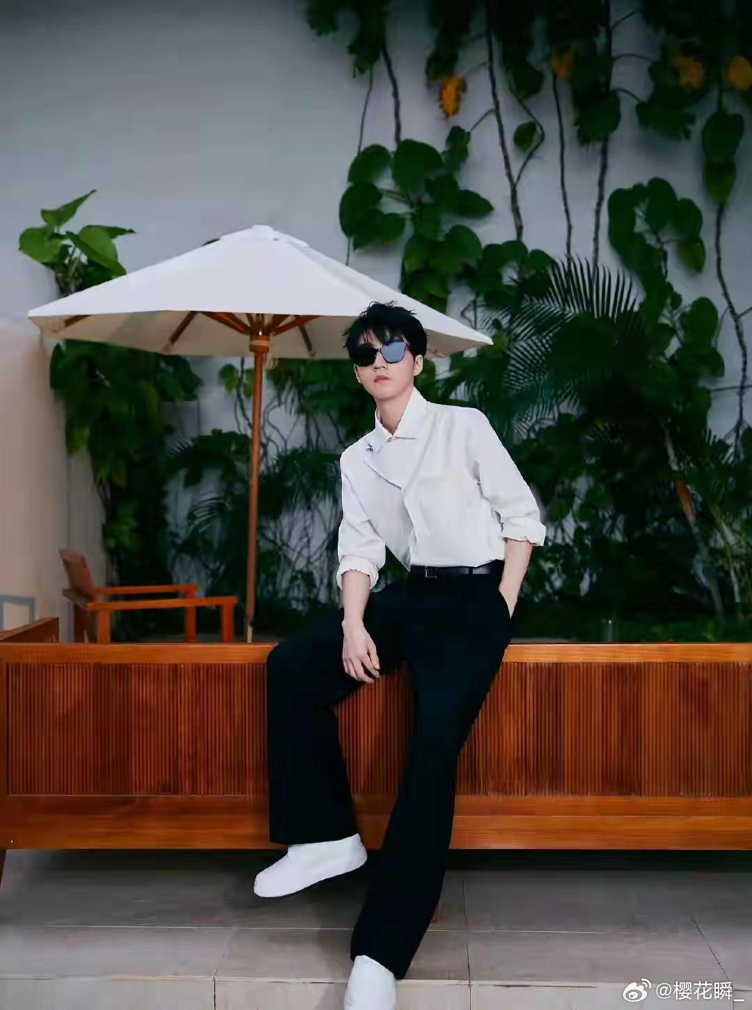 王鹤棣和王俊凯穿白衬衫，不一样的风格 