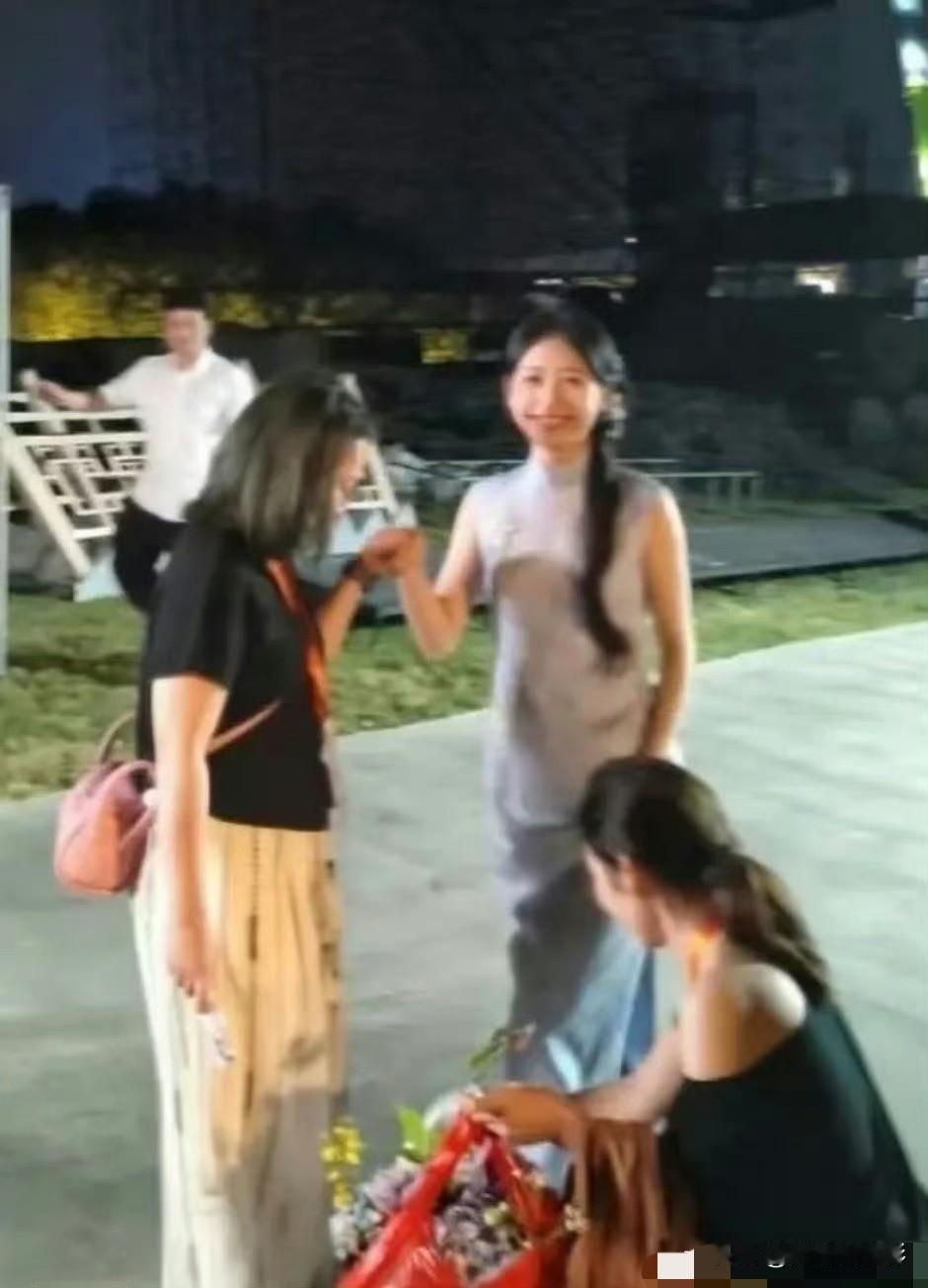 《给阿嬷的情书》中叶淑柔的扮演者王晓慧，疑似正式踏足演艺圈。她现身中秋晚会的录制