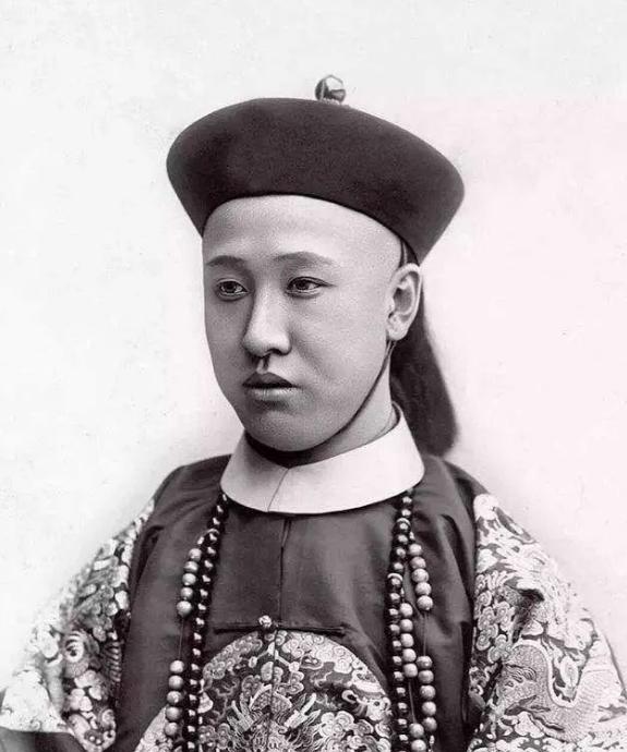1950年，载沣做了个让人大跌眼镜的决定，他居然把醇亲王府给卖了，换来了90万斤