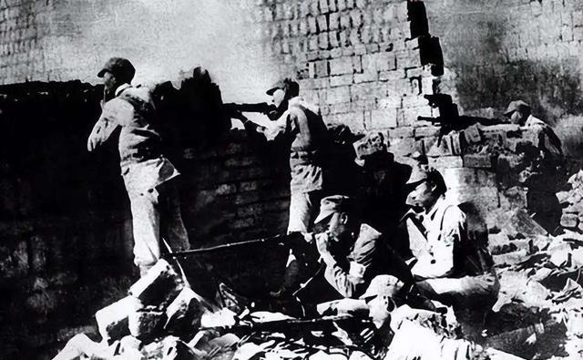 1947年，一地主偷偷放跑了一个革命干部。当还乡团的团丁打算抓捕他时，他却脖子一