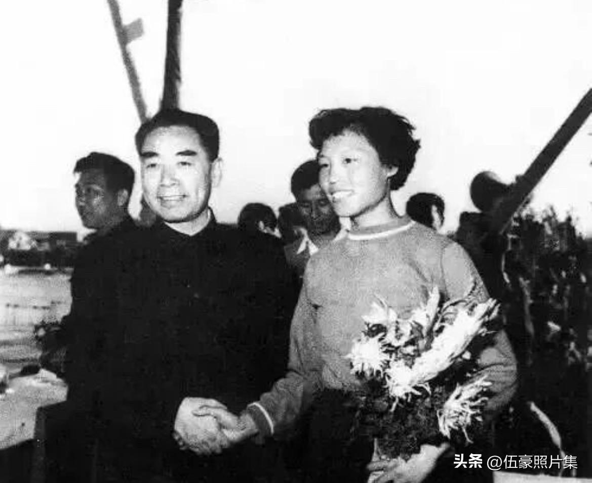 1957年10月20日，周恩来总理向冲击世界纪录未获成功的跳高运动员郑凤荣送上一