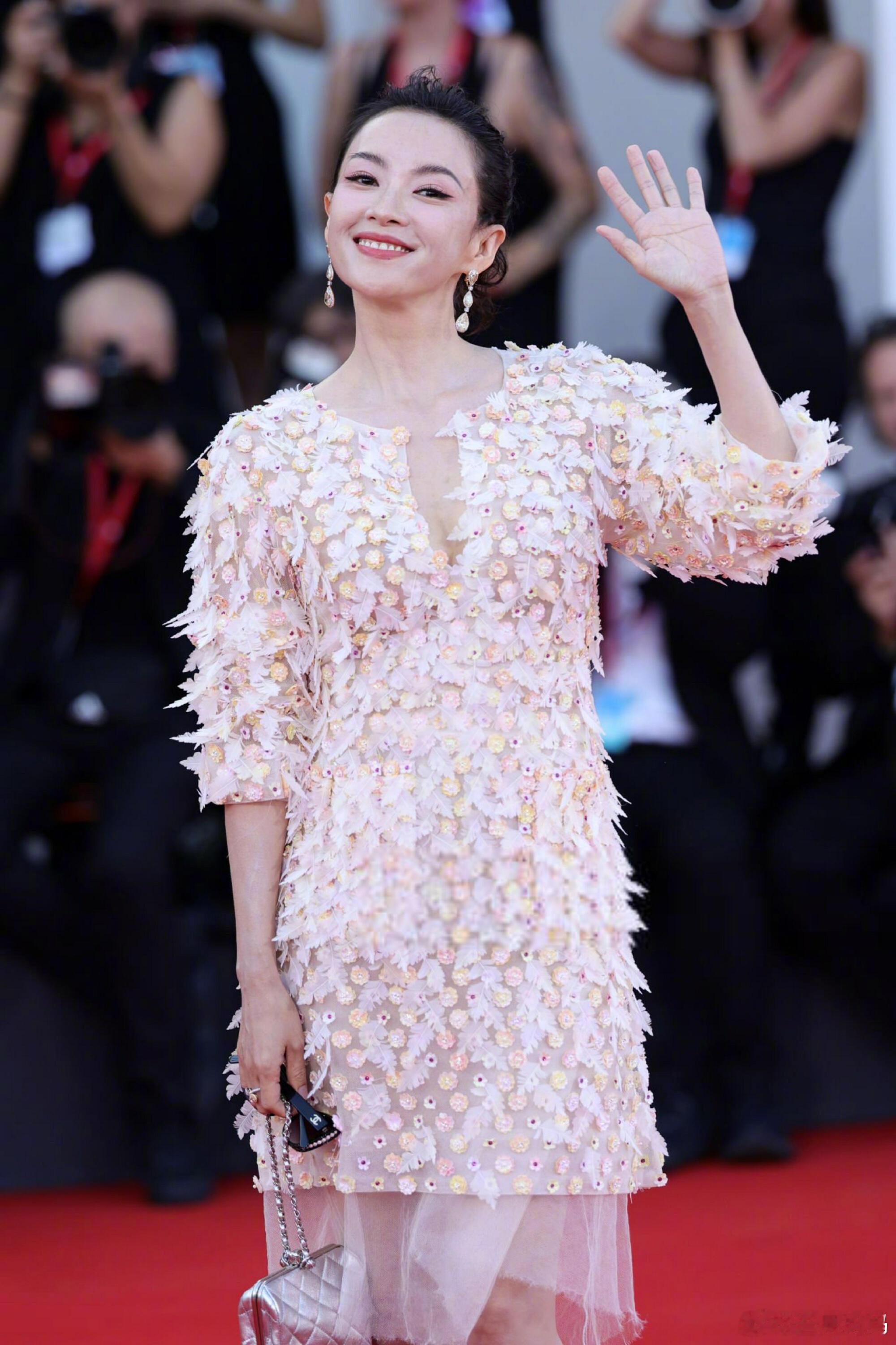 章子怡晒女儿儿子章子怡离婚后带娃搞事业的样子，真的有种活得非常通透又清醒的美！！