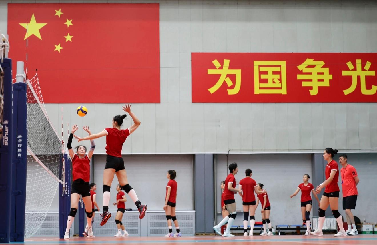 【年终稿 | 高开低走的2025，中国排球在低谷中蓄力】新华社北京12月22日电