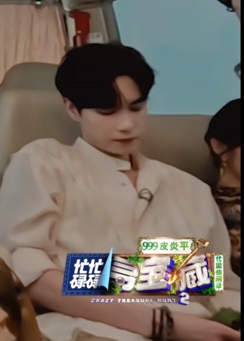笑鼠 迪哥问说有没有扎实点的吃的这个胡一天淡淡一句“粽子”之后在角落里把玩起自己