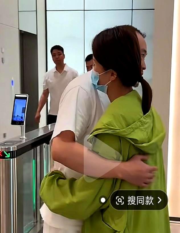 今天刷到二妹的更新，小强出镜几秒，眼眶通红，像被生活掐住喉咙。
债是从公公那头滚
