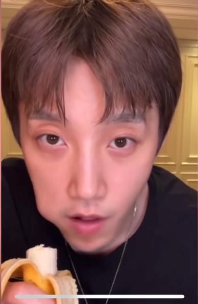 范小花开直播，

面容沧桑，精神不振，

近日，艺人范小花开起了直播，与粉丝们聊