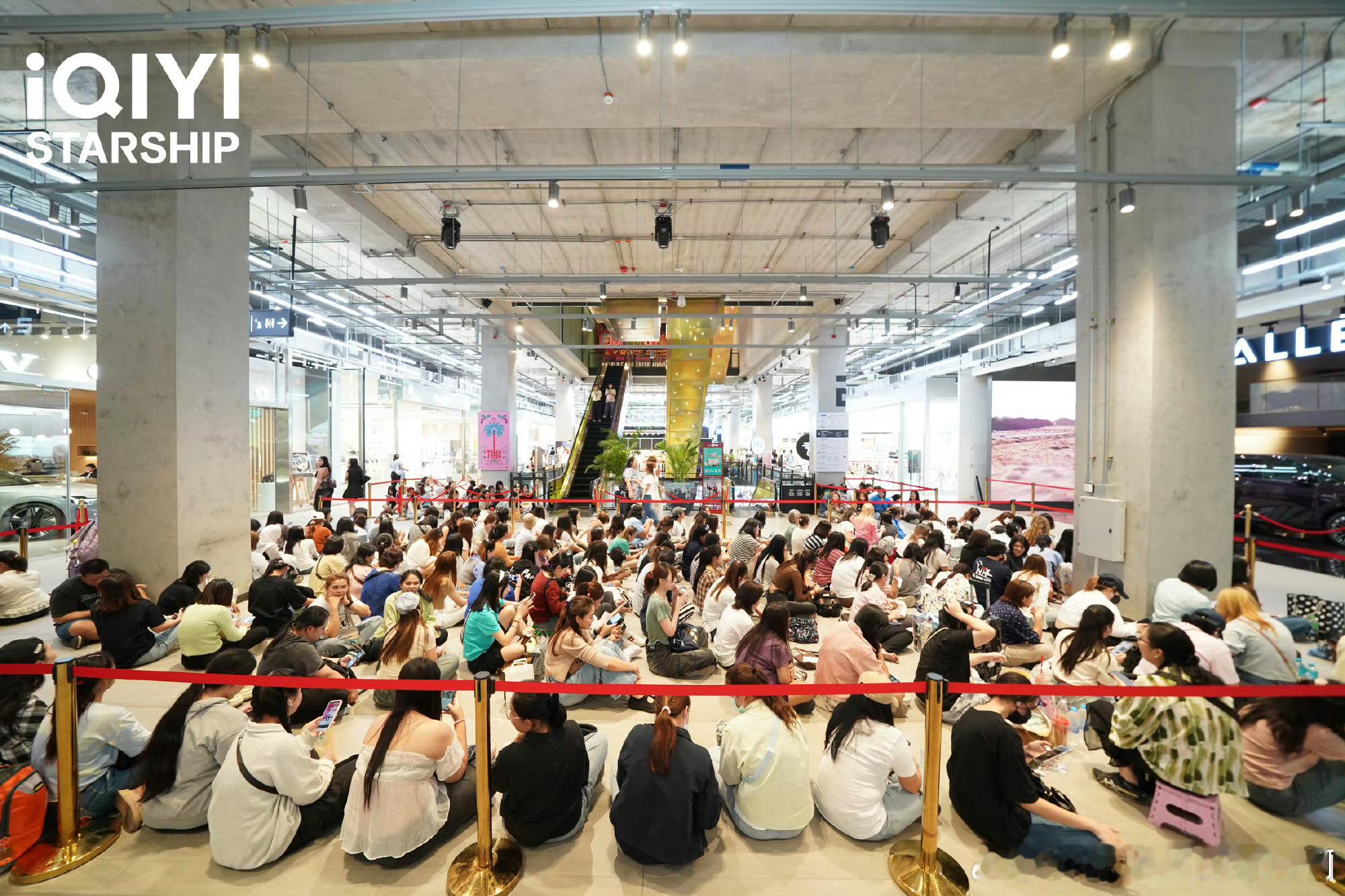 丞磊和泰国粉丝握手看到丞磊和泰国粉丝握手的画面，我真的实名羡慕了，这是什么神仙互