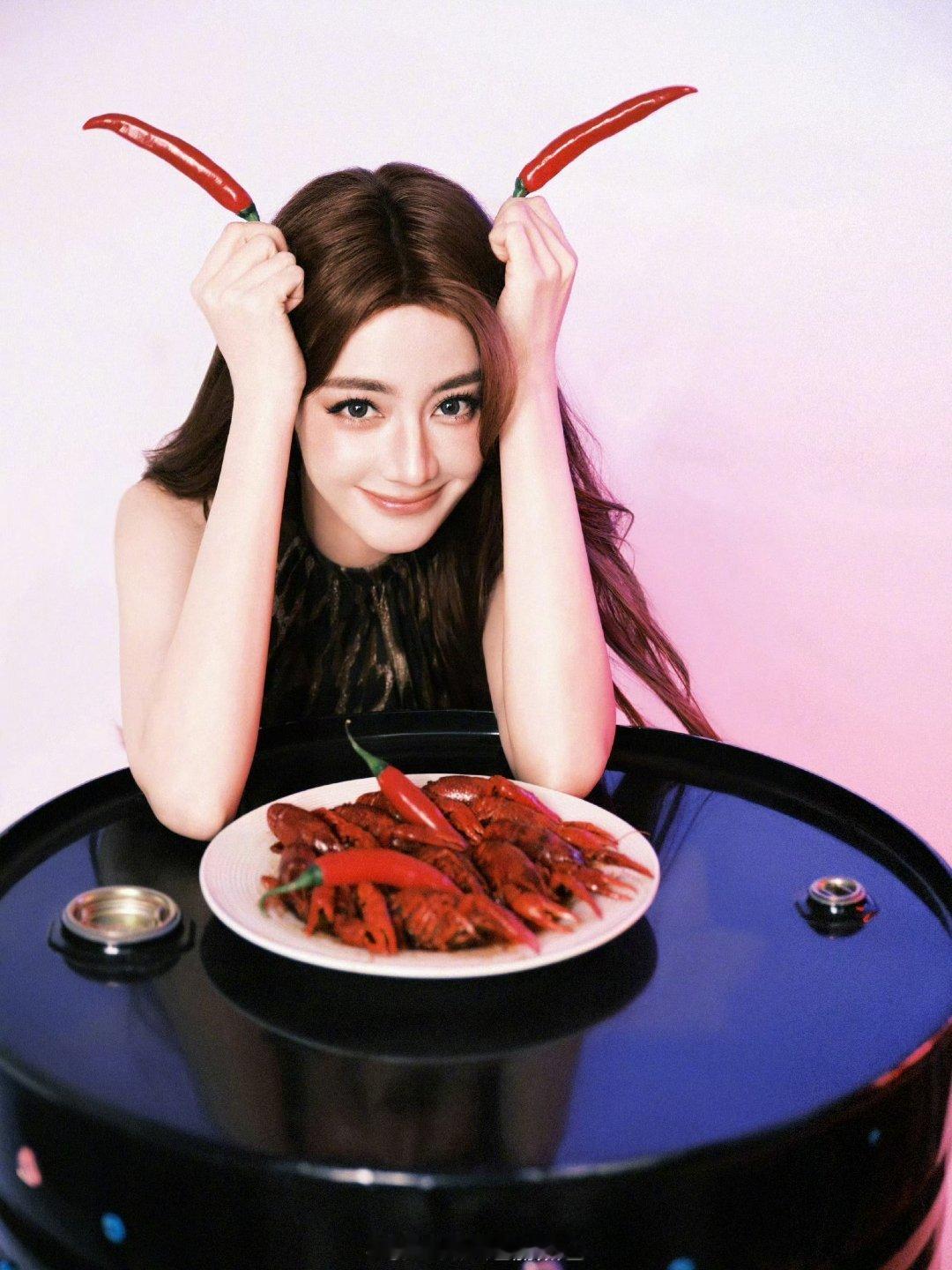 刘任婕拍迪丽热巴见面会物料迪丽热巴的线下见面会终于要来了，距离上一次见面一晃已经