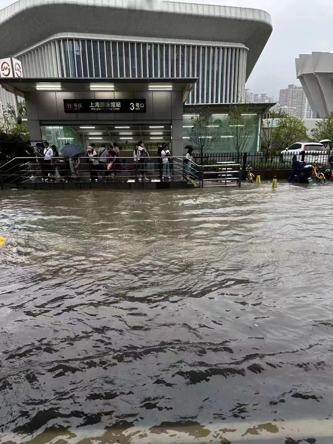 额😓……地铁上海游泳馆站……台风天真的恼人啊[裂开] ​​​