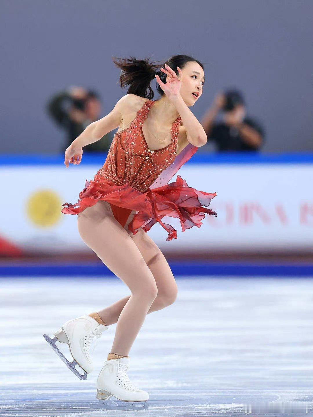 朱易真的太好了，还送了大家礼物和祝福，祝大家米兰顺利花滑姐妹们关系好甜