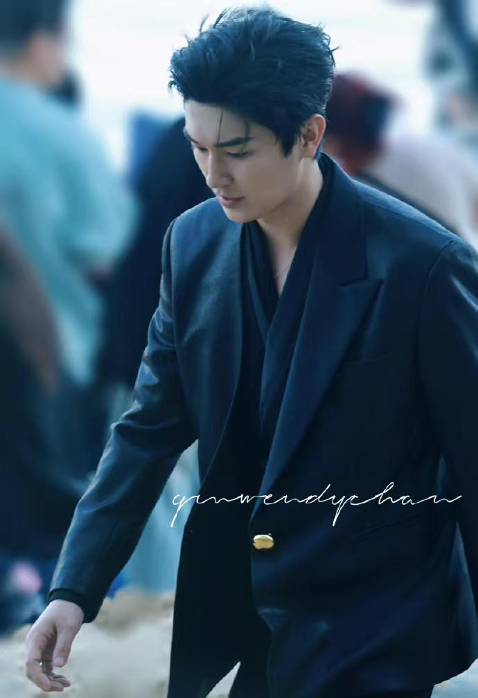 杨旭文红毯造型被识别AI 家人们谁懂这种快乐，比唐犟宗还离谱的是杨旭文红毯造型被