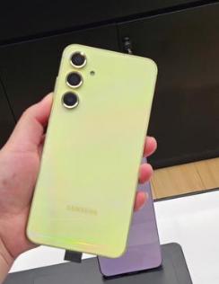 拍照性能，Galaxy A55的表现同样令人满意。前置3200万像素的摄像头让自
