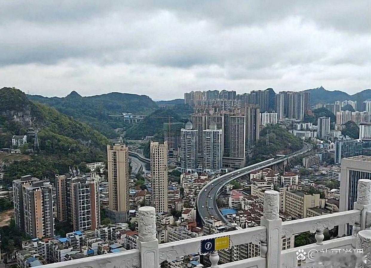 谁家市中心有一座山啊？ ​​​