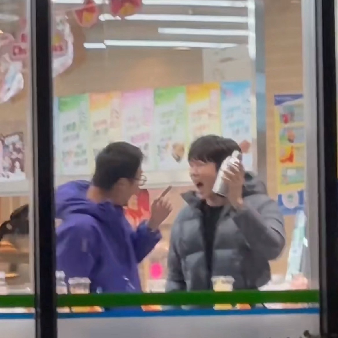 便利店调酒怎么又火了 打工人刷到张兴朝和李嘉诚在便利店用冰杯调酒，画面里灯光微亮