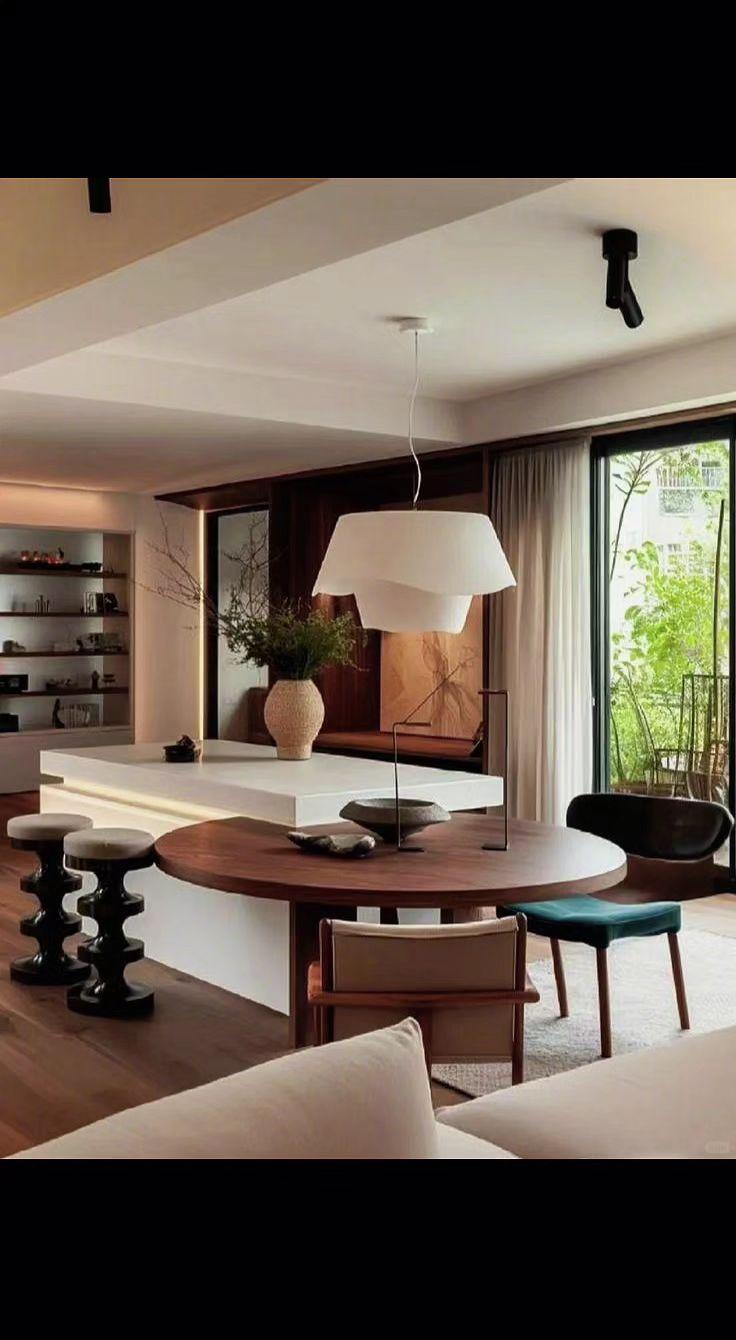 ✨光影在木色间流动，像首无声诗📖。一盏灯悬成月亮，窗外绿意偷溜进来🌿。家是灵