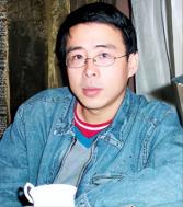 “中国就该向全世界鞠躬，说句‘对不起’！”四年前公开叫嚣这句话的主持人阿丘，如今