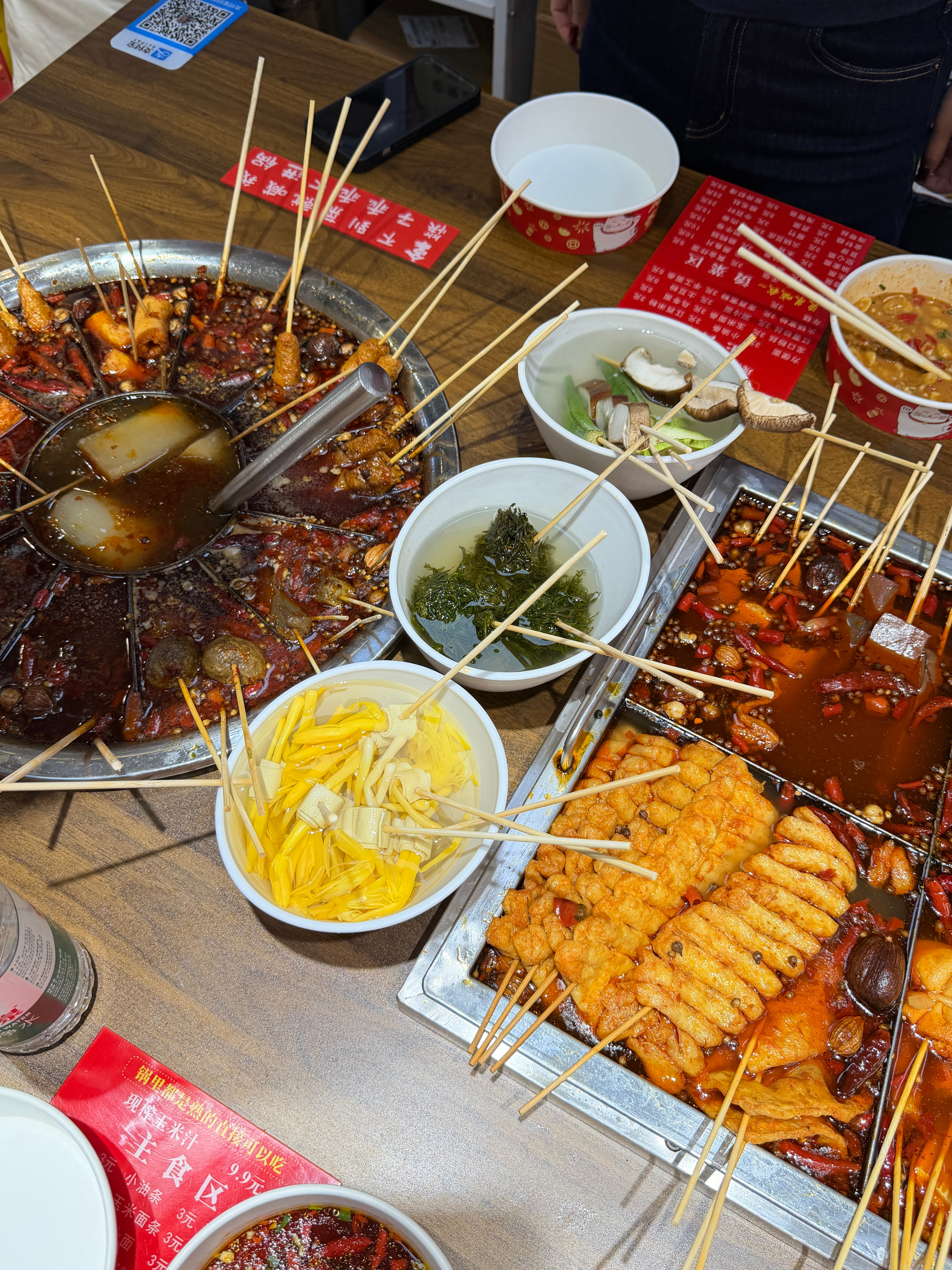 闺蜜今天拍了六个视频现在来吃捞串麻辣烫了