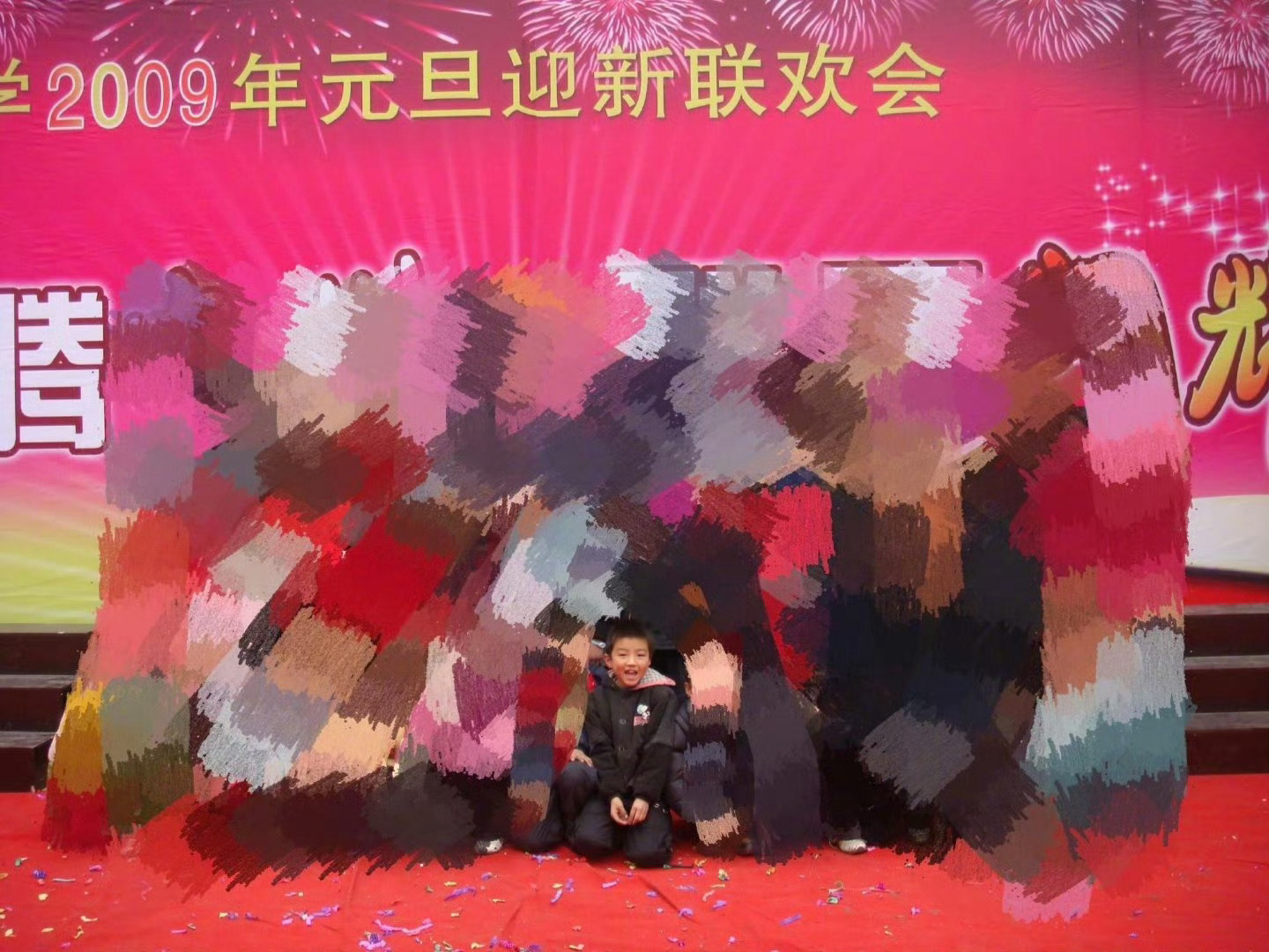 王俊凯小时候缺牙都这么萌一场童年考古，王俊凯小时候缺牙唱歌的画面刷屏网络。青涩的