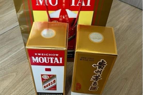 一、事件性质：违法且违背职业道德

1. 刑事违法性。服务员严某用假酒偷换真酒的