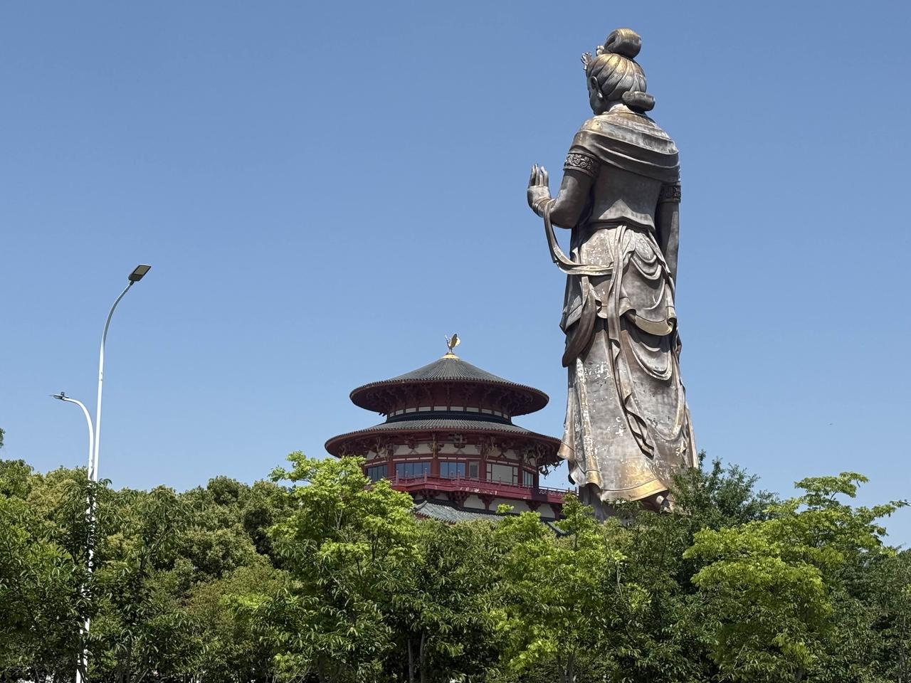 这个人是个什么样的人品呢！

有的＂名人＂是很会炒作的，而且还是自己炒作自己，他