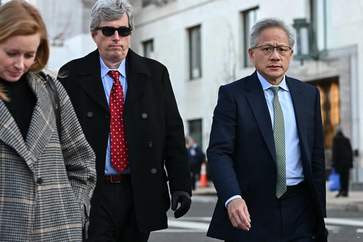 彭博社援引知情人士报道，特朗普政府正准备批准英伟达向中国出售其H200人工智能芯