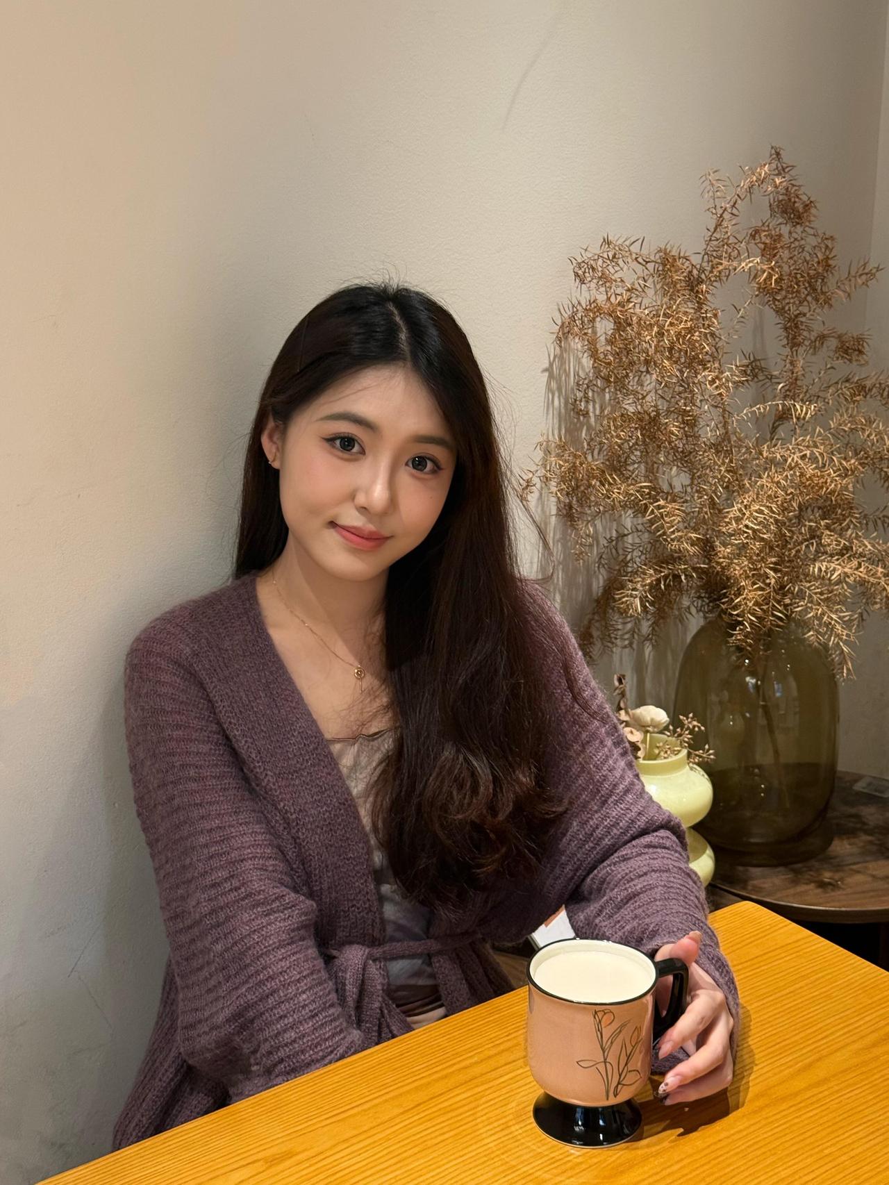 莺啼序·咖馆闲坐
 
晴窗暖纱漫卷，看廊弧凝素。
木桌畔、紫缕裁衣，软绵轻覆肩处