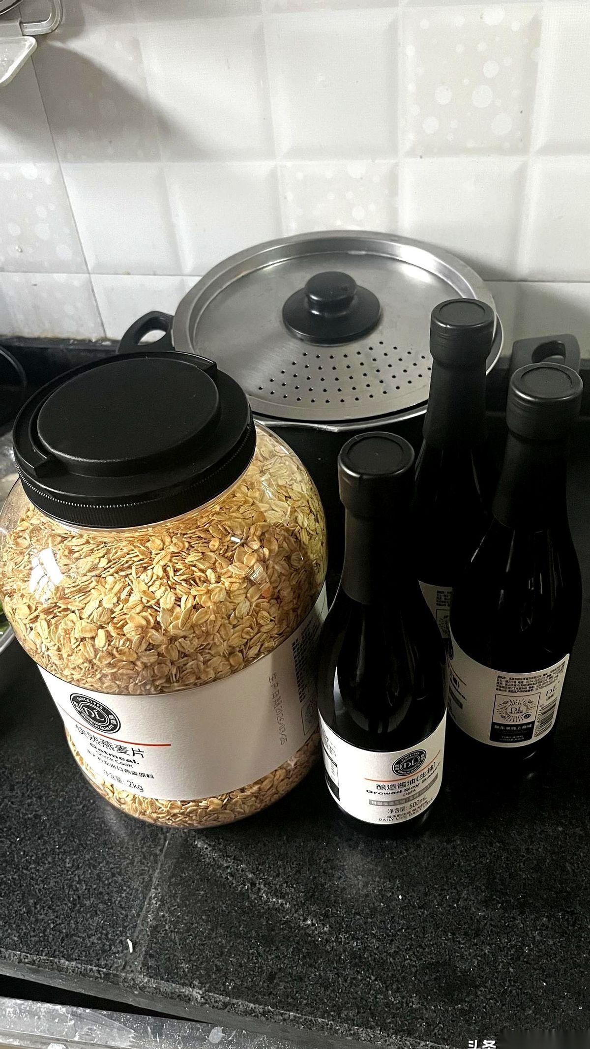 “胖东来”三个字，多少人抢破头？结果平顶山一家超市，把这招彻底玩废了！
那架势，