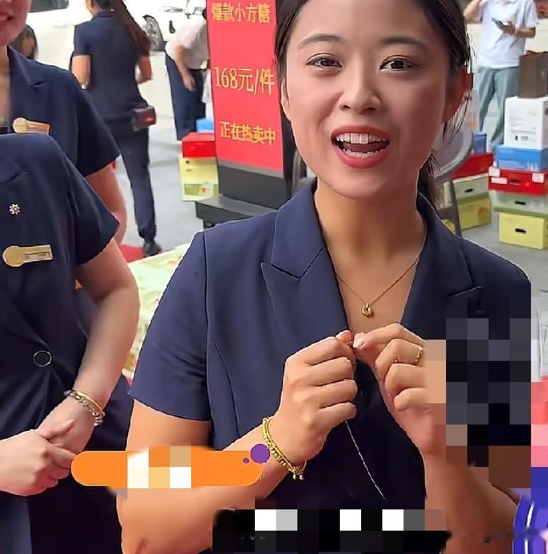 9月24日，河南许昌，一“00后老板”给员工发999足金项链，女员工兴奋到飞起。