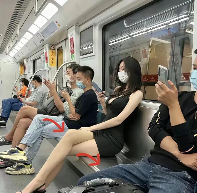 突然发现一个问题，

男人是一个口是心非的物种。

地铁上，如此漂亮的女人两边座