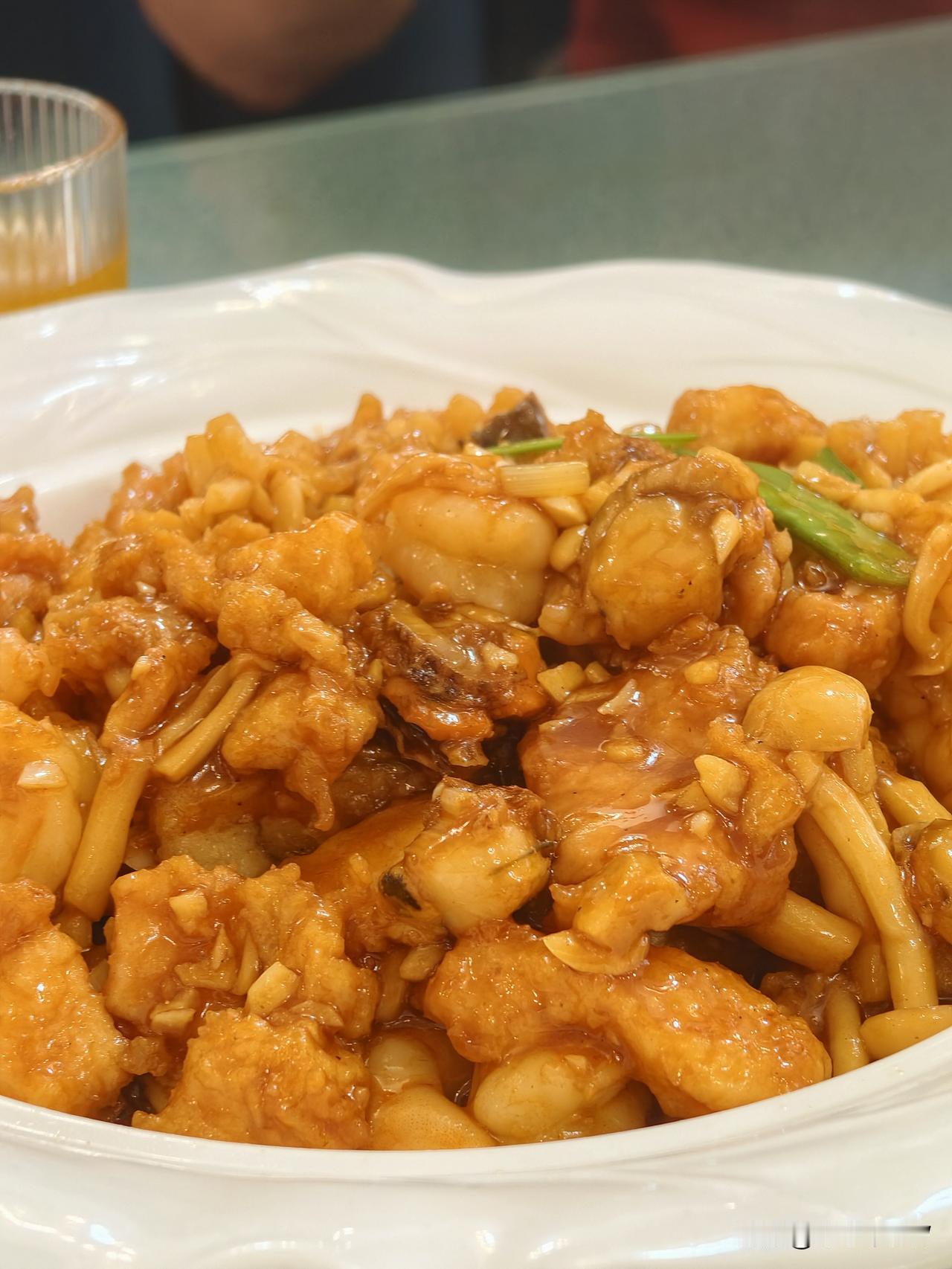 酒店一楼就是餐厅，随便点了三个菜，根本吃不完。
周围食客都是老年人聚会，这点和上