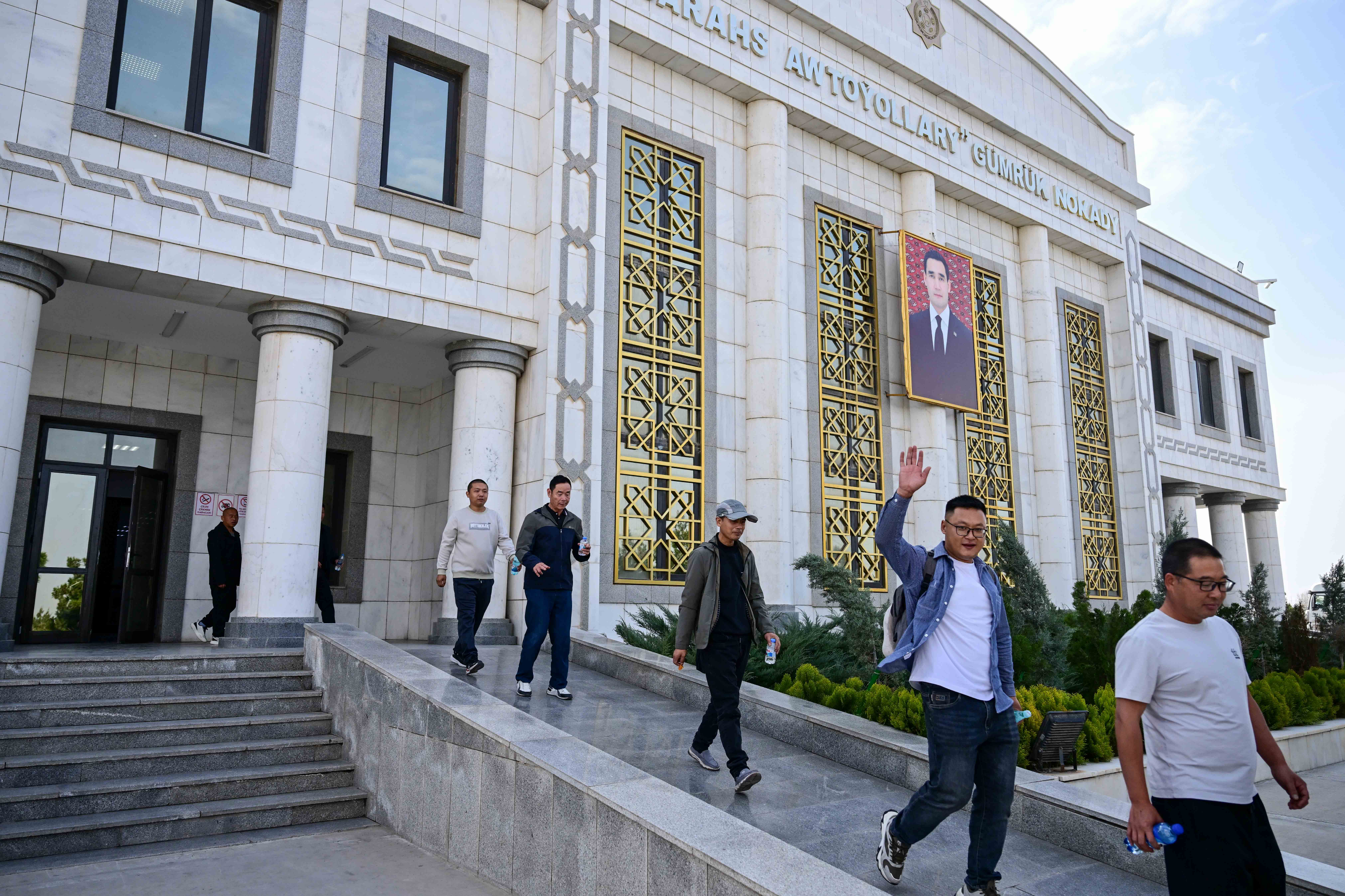 【#看到五星红旗心里就踏实了#——直击中国公民辗转撤离伊朗的感人时刻】#直击中国