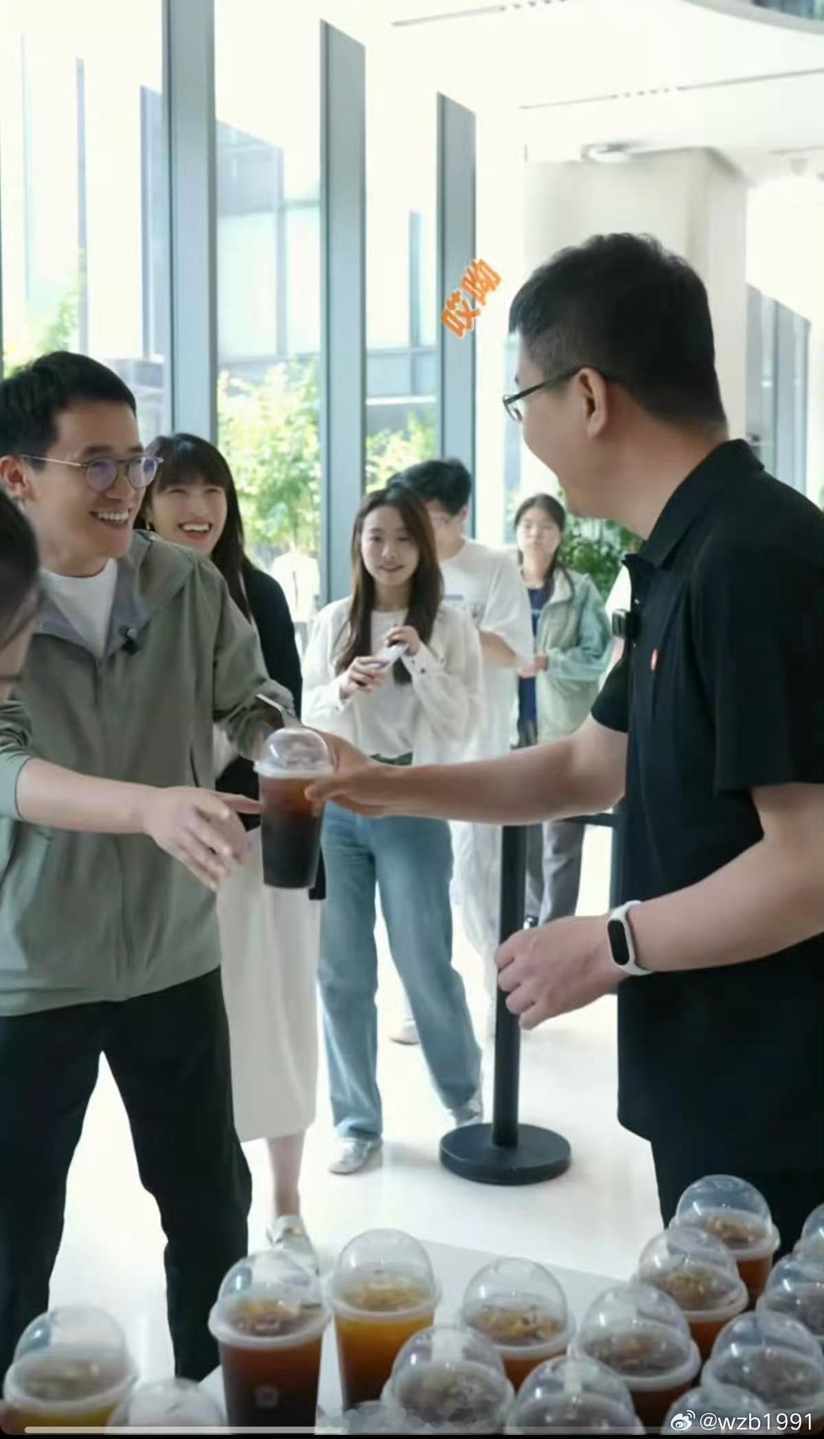 抖音崩了【华为小米荣耀手机集体调价】据博主 消息，华为 Mate 80 系列和华